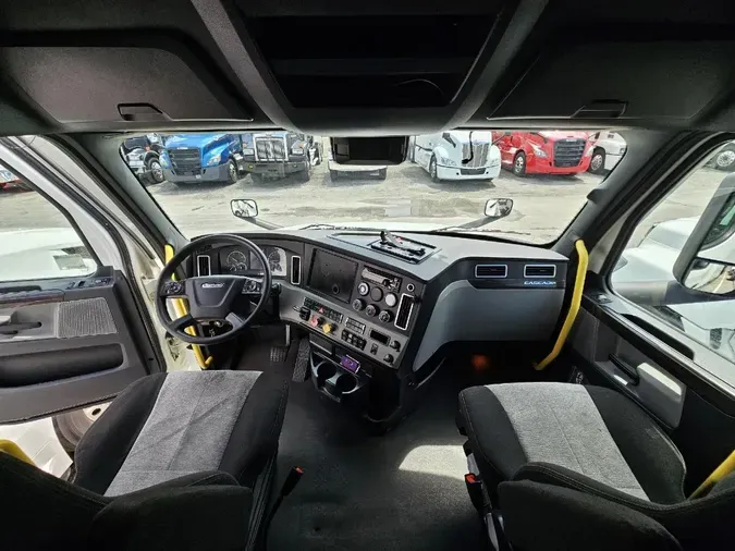 2021 FREIGHTLINER CASCADIA CA126