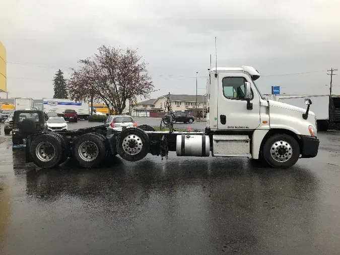 2018 Freightliner X12584ST