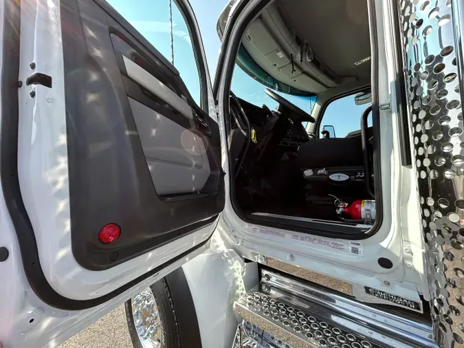 2026 Kenworth T880166f6eed07b55e6d3330e9bc73959258