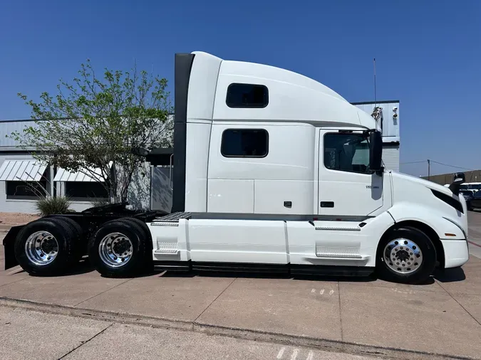 2025 VOLVO VNL64T860