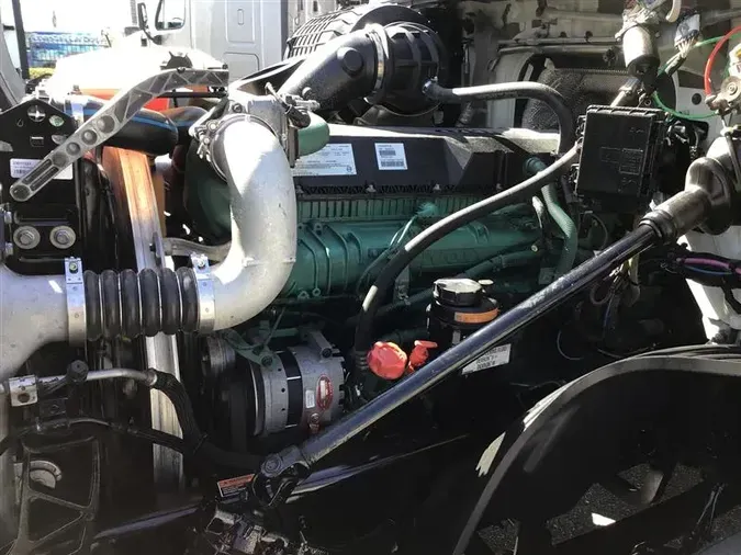 2019 VOLVO VNL760