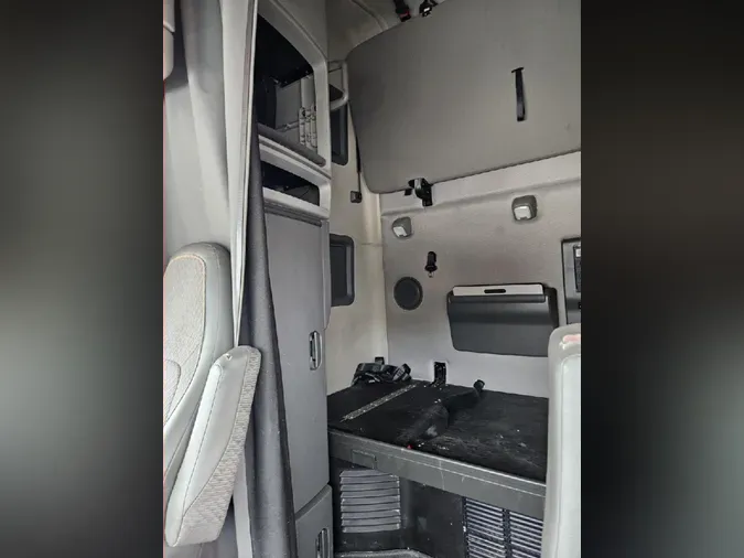 2019 VOLVO VNL64T760