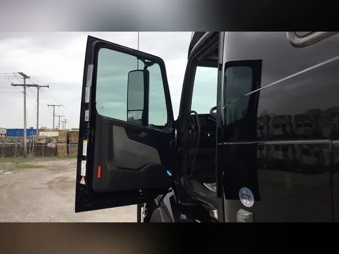 2022 Volvo VNL860