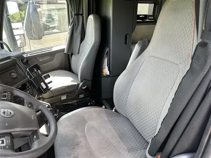 2022 VOLVO VNL760