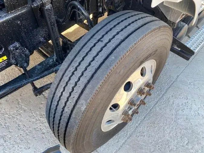 2021 Volvo VNR64T300