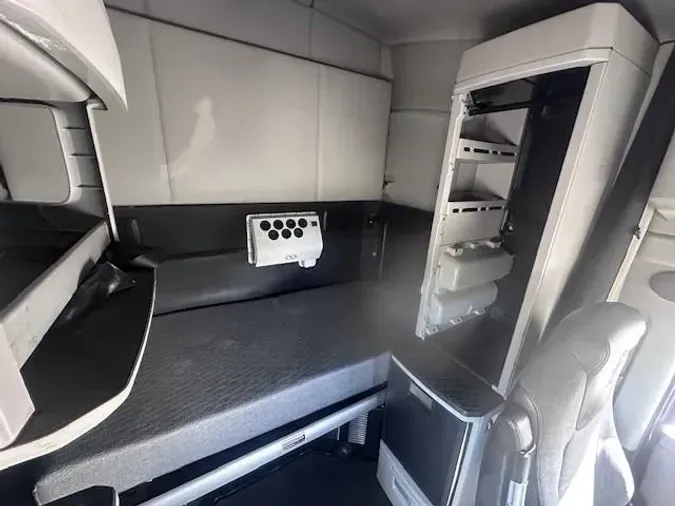 2022 Kenworth T68016b1ddf9f05b32b4e4e3b12ddd3ae4de