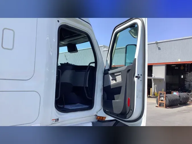 2021 Freightliner Cascadia 126