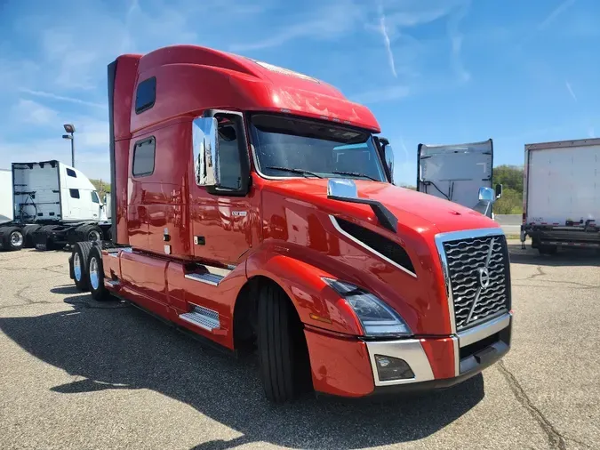 2025 VOLVO VNL64T860