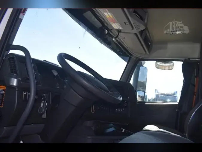 2020 VOLVO VNR62T400