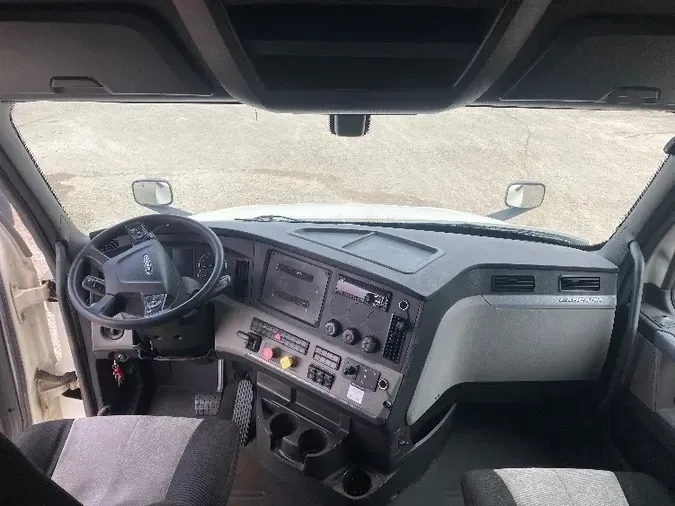 2018 Freightliner T12664ST