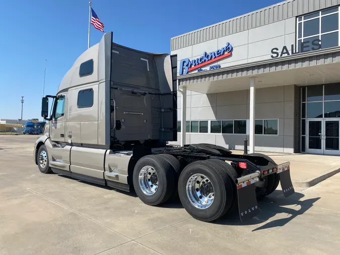 2025 VOLVO VNL64T860