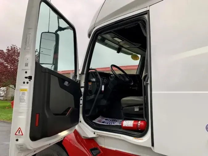 2021 Volvo VNL64T670