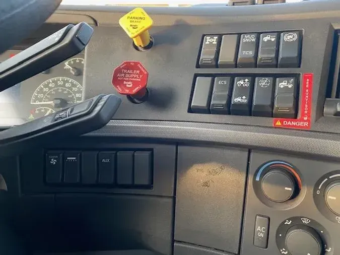 2023 Volvo VNR64T40016e6f9c30d2c96ab1bac8c5bc7630836