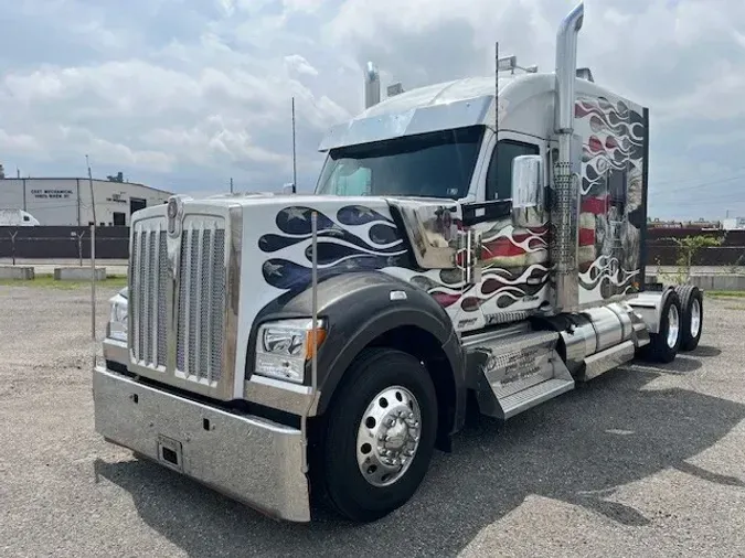 2023 Kenworth W990