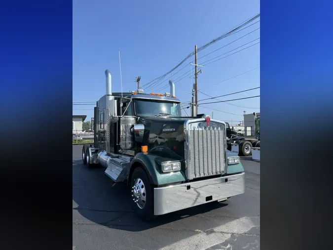 2025 Kenworth W900