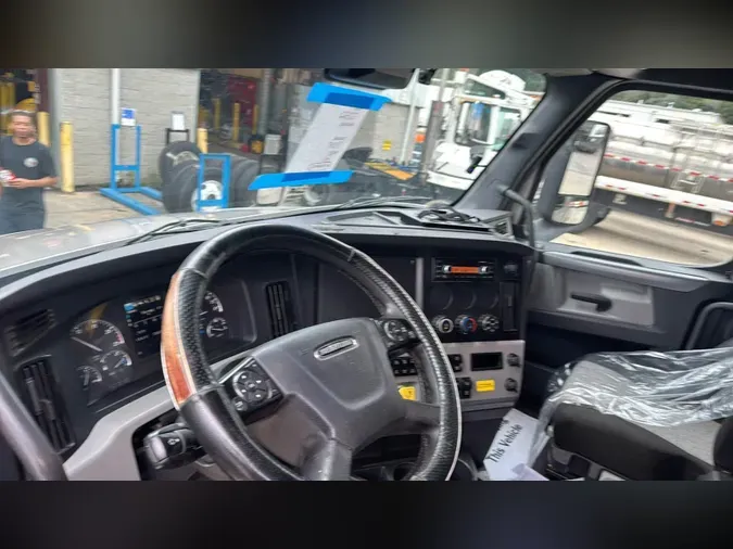2022 Freightliner Cascadia 126