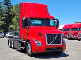 2025 VOLVO VNR64T300