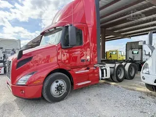 2021 VOLVO VNR64T300