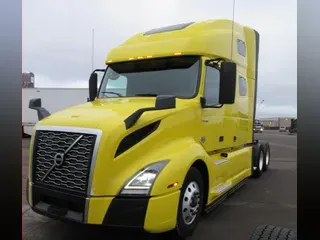 2021 VOLVO VNL64T760