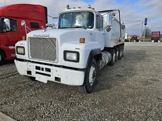 2000 MACK RD688S