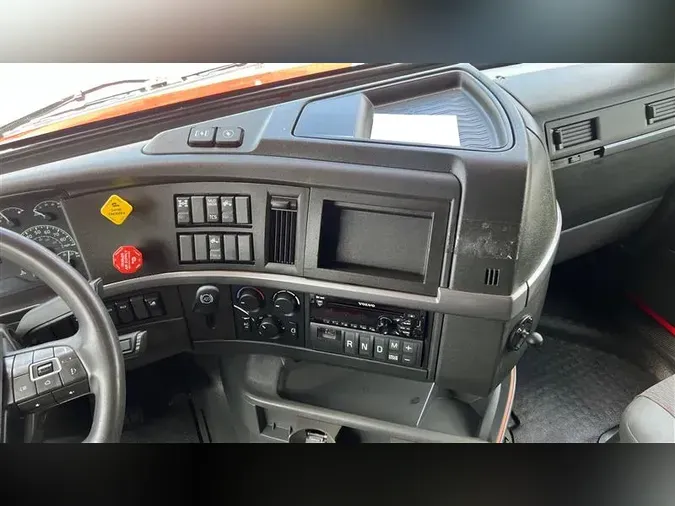 2021 VOLVO VNL760