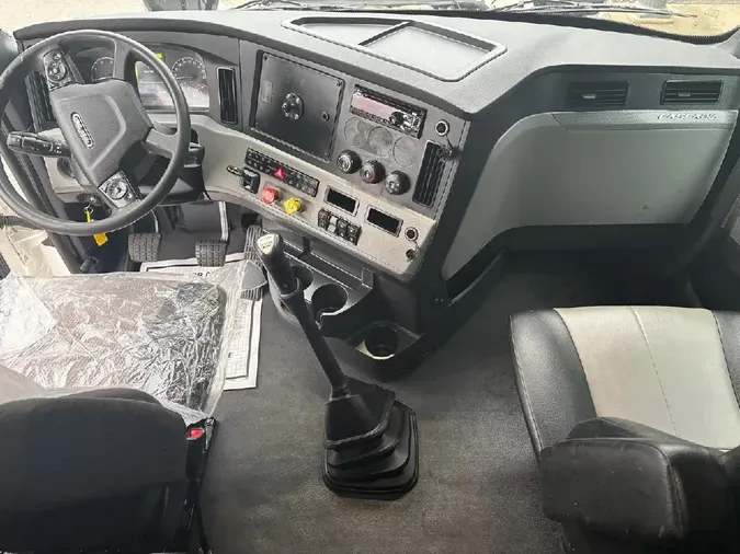 2021 FREIGHTLINER Cascadia 126