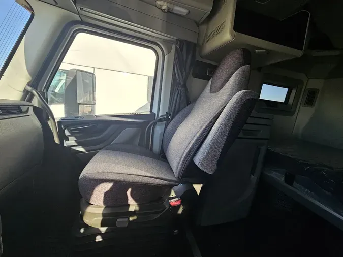 2026 VOLVO VNL64T860