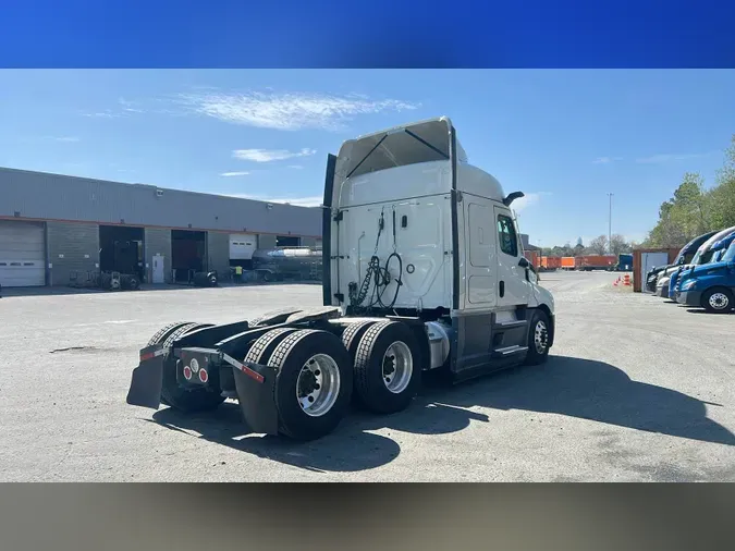 2022 Freightliner Cascadia 126
