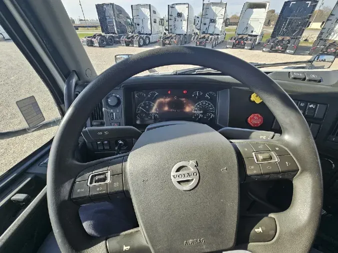 2023 VOLVO VNR64T640