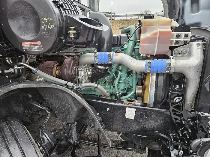 2024 VOLVO VNL64T860