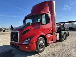 2020 VOLVO VNR64T300