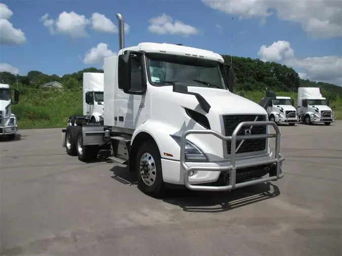 2022 VOLVO VNR64T300