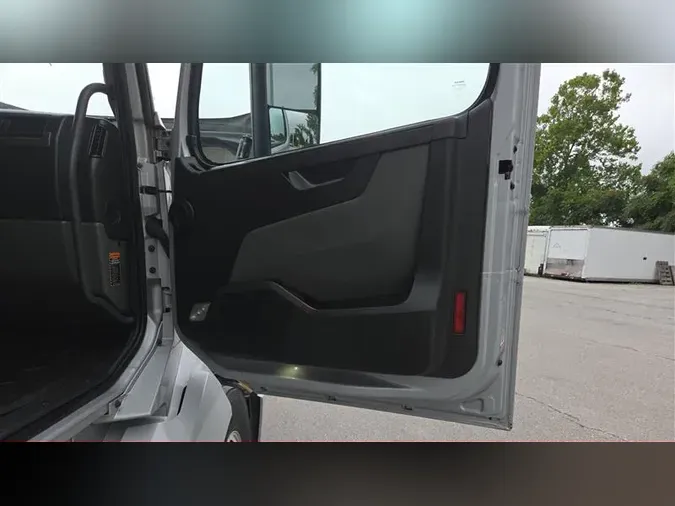 2022 VOLVO VNL860
