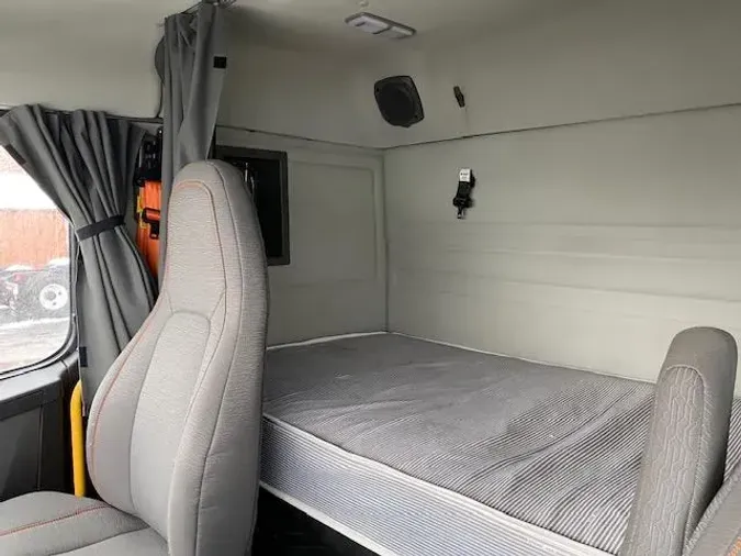 2023 Volvo VNR64T400