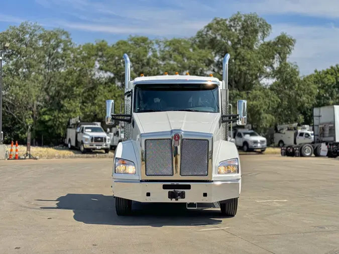 2025 KENWORTH T880