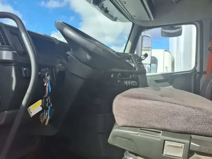 2020 VOLVO VNL64T-76017d9a579d19529ed959c128bcc2792b2