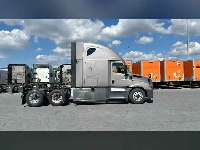 2020 Freightliner Cascadia 126