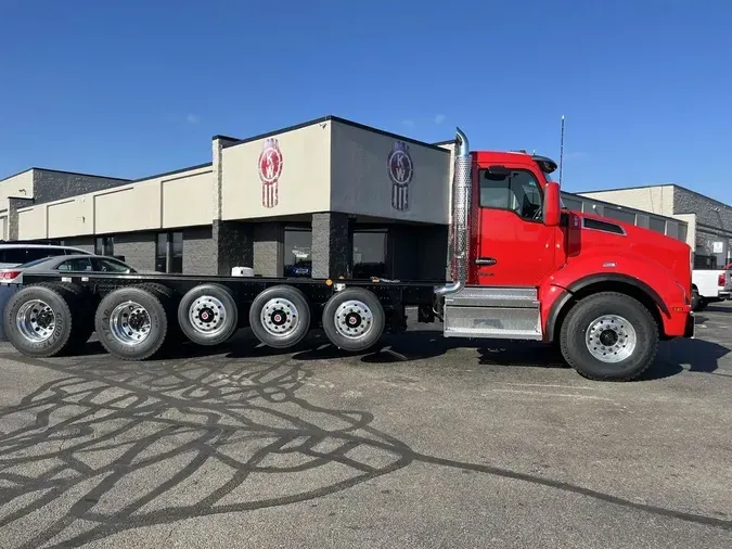 2025 Kenworth T880