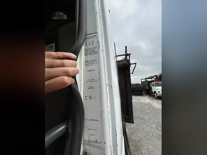 2005 VOLVO VHD84F200