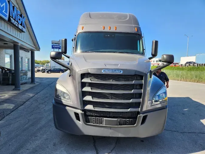 2021 FREIGHTLINER Cascadia 126
