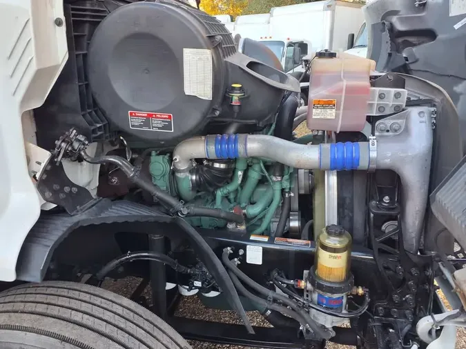 2019 VOLVO VNR42T 300