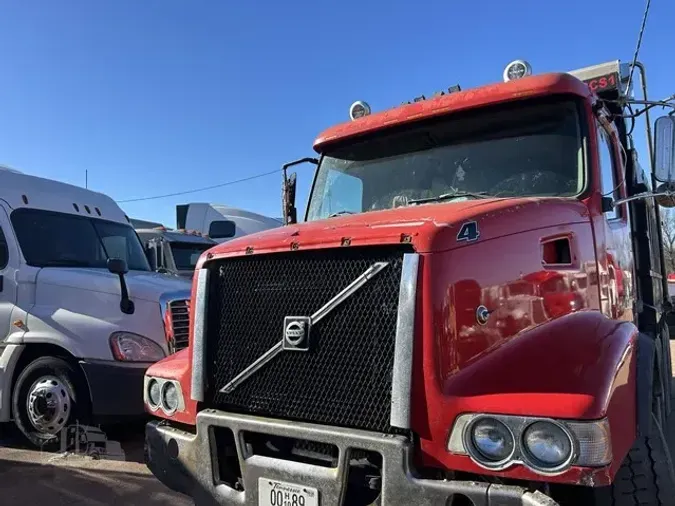 2005 VOLVO VHD84B200