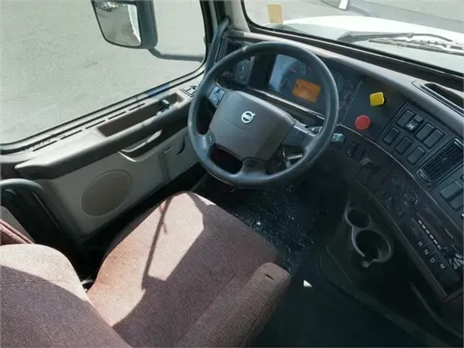 2016 VOLVO VNL64T670