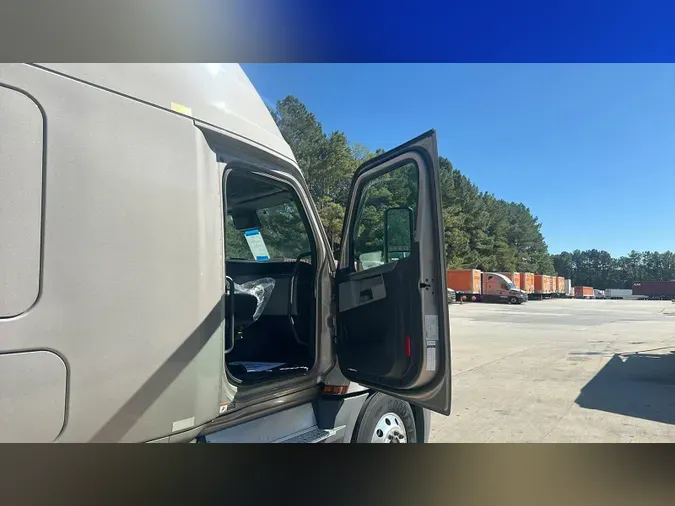 2022 Freightliner Cascadia 126