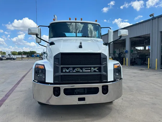 2022 MACK AN64T