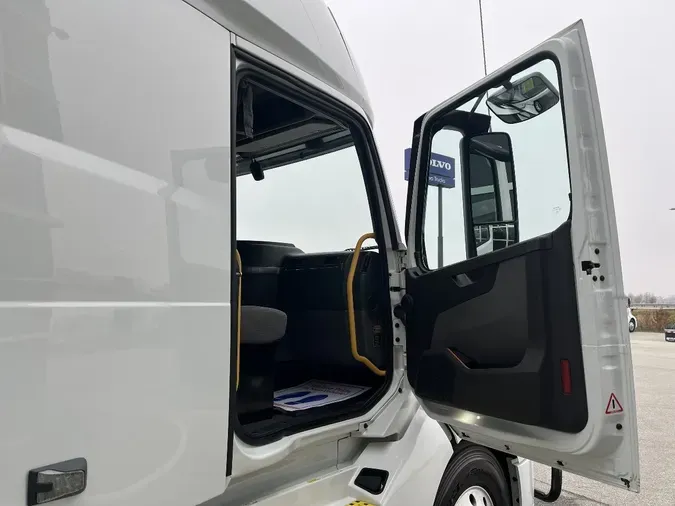 2022 VOLVO VNL64T740