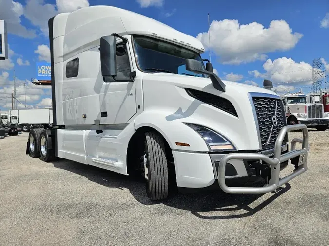 2022 VOLVO VNL64T740