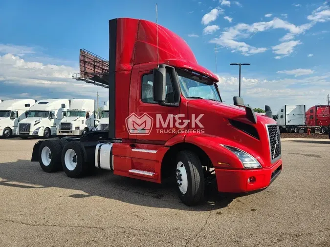 2020 VOLVO VNR64T300