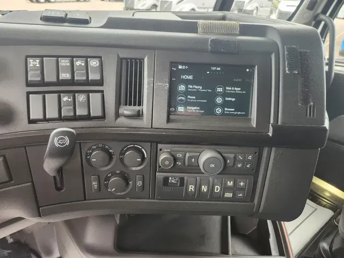 2023 VOLVO VNL64T860