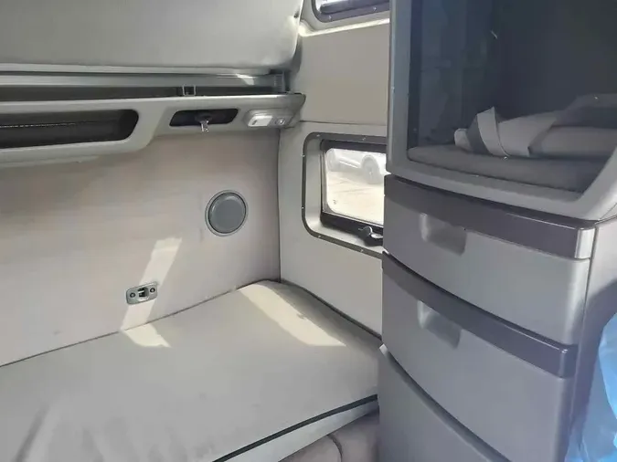 2023 VOLVO VNL64T860